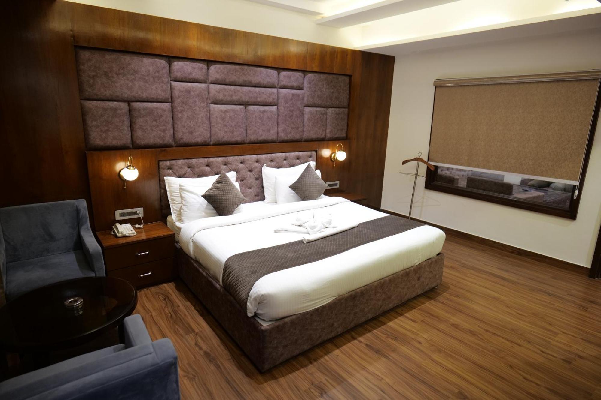 The Emerald Grand Dehradun Exterior foto