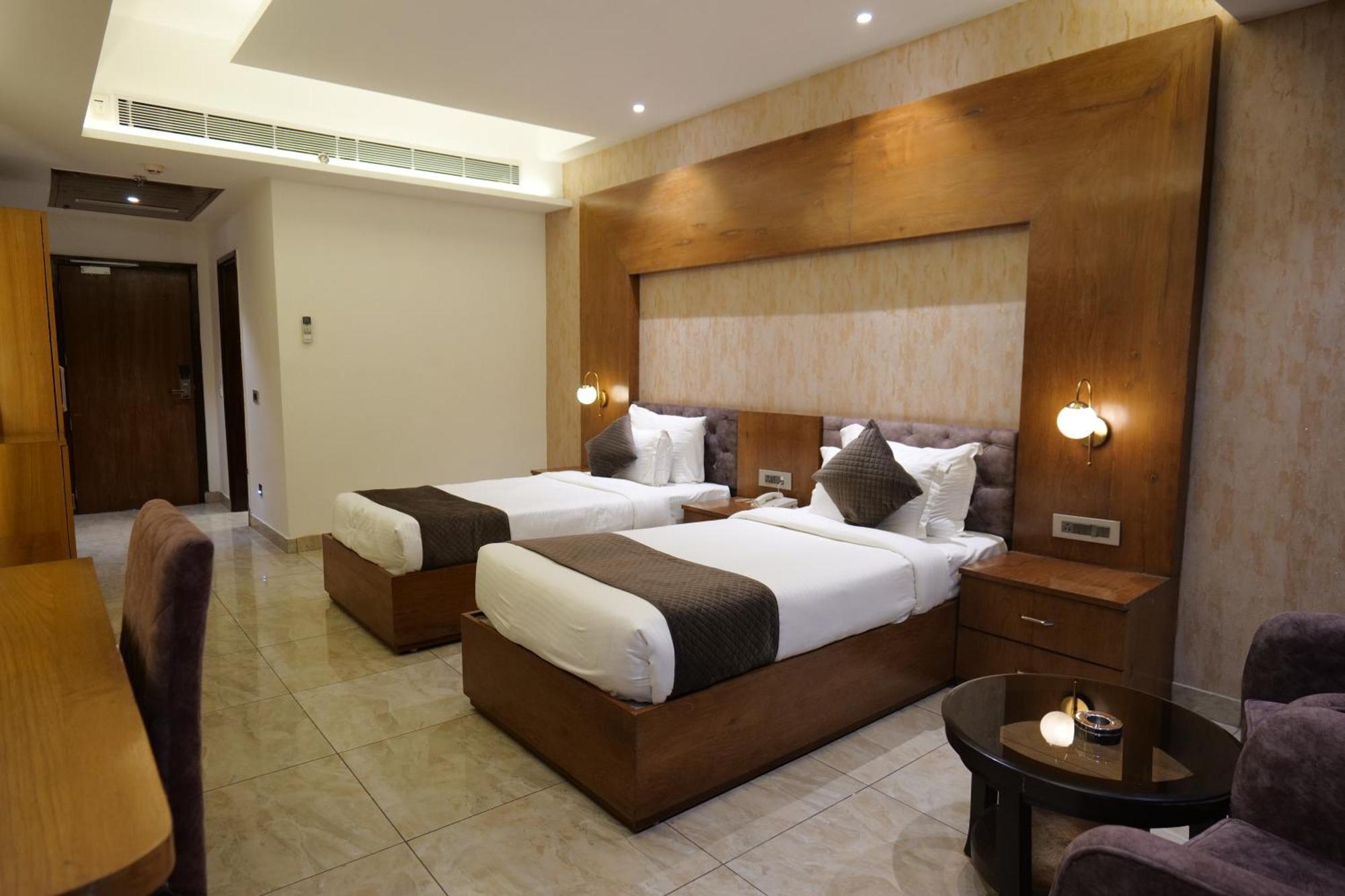 The Emerald Grand Dehradun Exterior foto