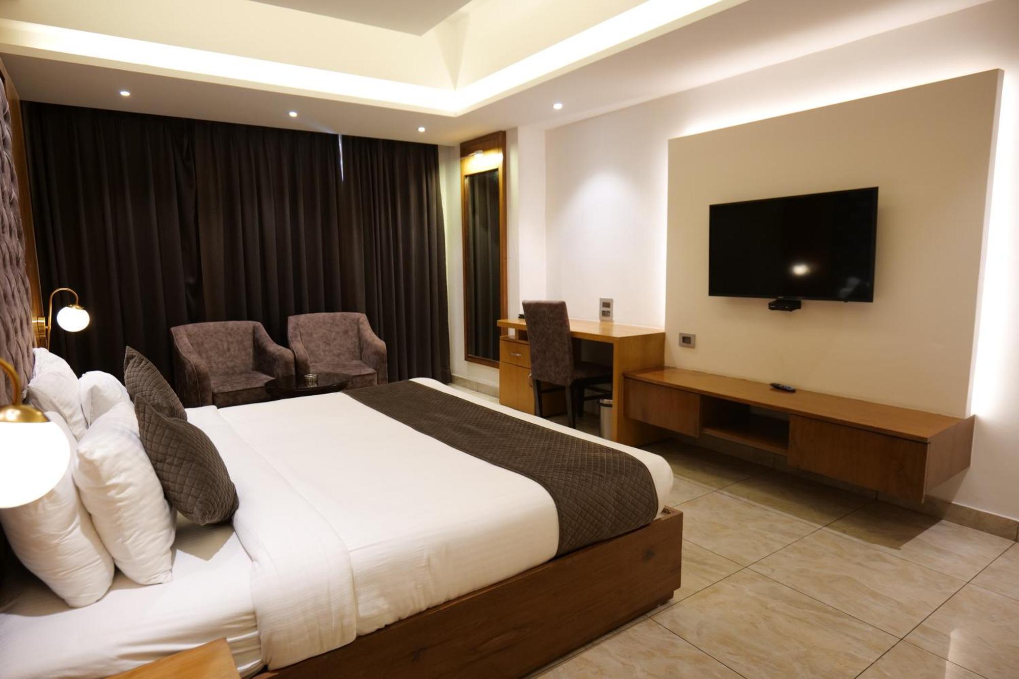 The Emerald Grand Dehradun Exterior foto